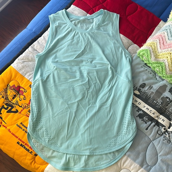 Lululemon High Neck Split Hem Run Tank in Icing Blue Sz 2! - Picture 4 of 9